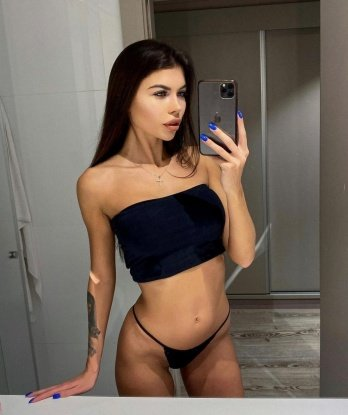 У меня мягкие руки и нежные губы, которые околдуют тебя от первого мгновения. С мной ты погрузишься в мир страсти и наслаждения. Мои услуги включают классический секс, оральный секс, эротический массаж и многое другое. Со мной ты почувствуешь себя настоящим мужчиной, обладателем всех запретных фантазий. Убедись в этом, посмотрев фото, которые я с удовольствием отправлю тебе. Я живу в Москве, чтобы твое удовольствие стало реальностью. Заходи ко мне в гости и ты не пожалеешь! 😉✨🔥 Хлоя